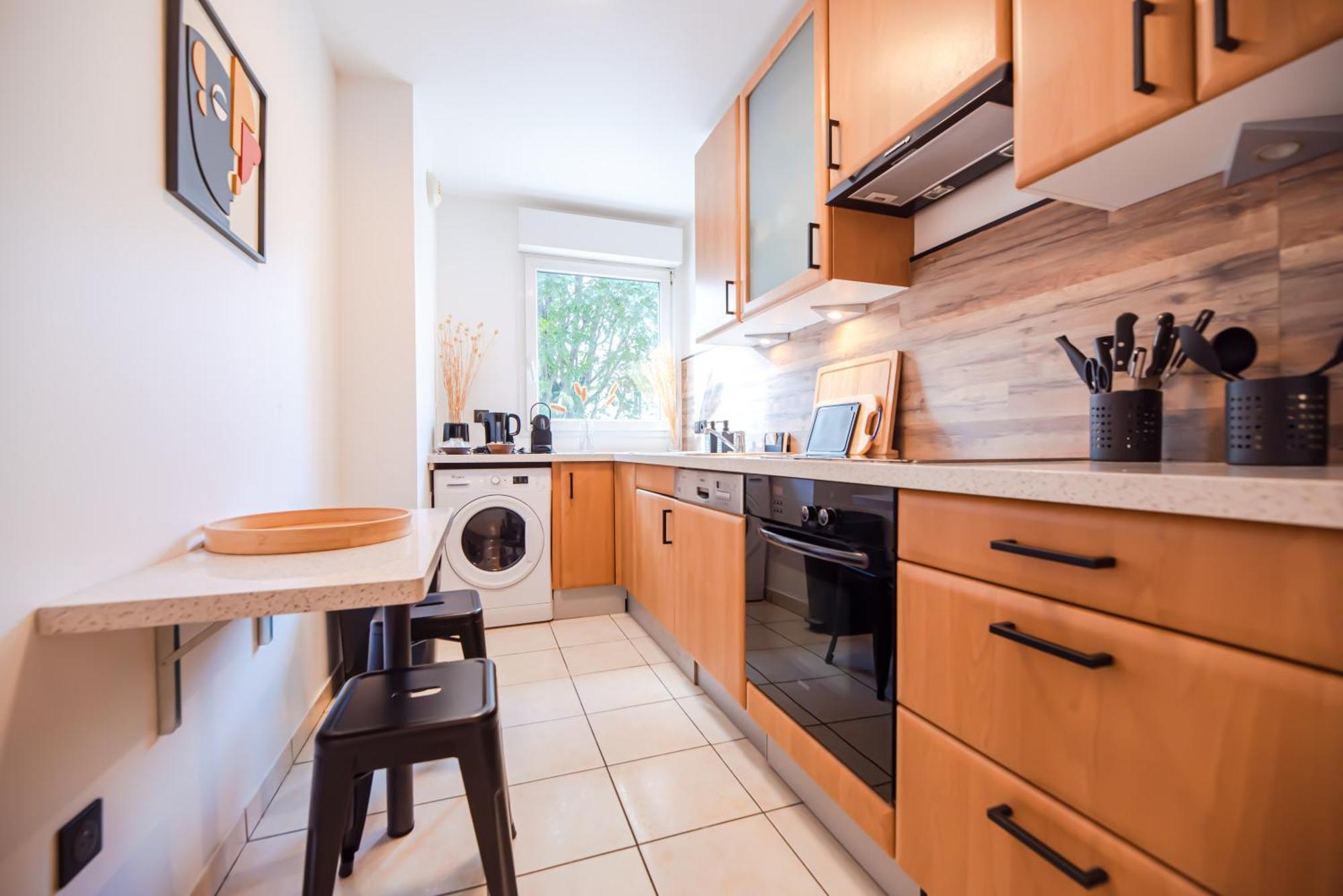 Cia - Flat With Balcony In East Paris, Buttes Chaumont * Parijs