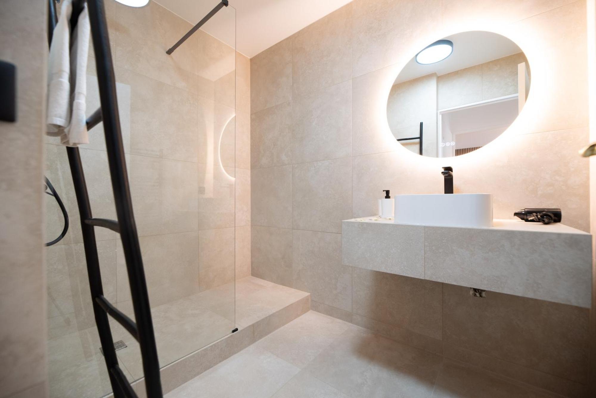 Cia - Flat With Balcony In East Paris, Buttes Chaumont * Parijs